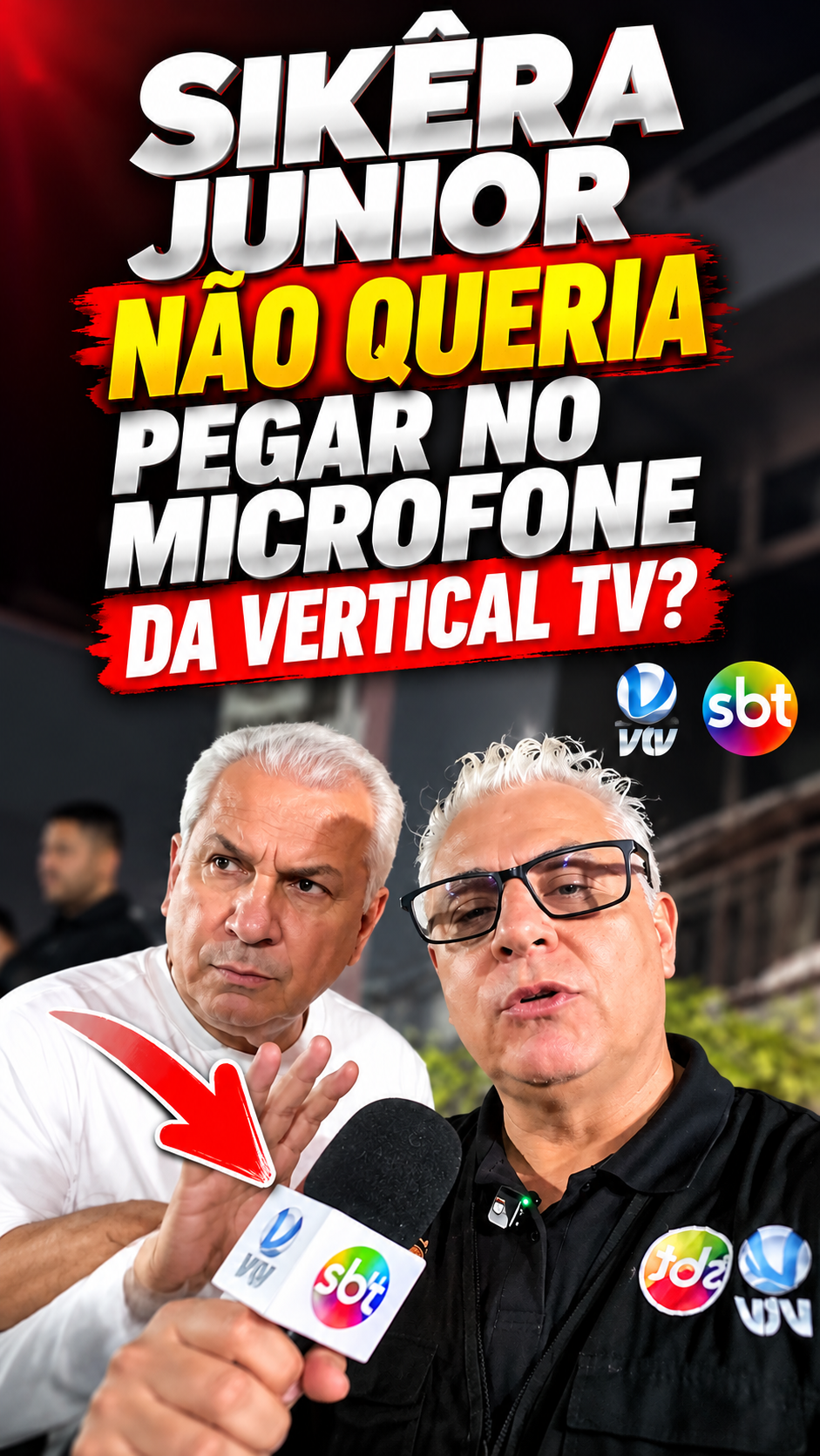 Sikêra Junior em entrevista para a Vertical TV, ao lado do apresentador Celso, com microfone da VTV e SBT.